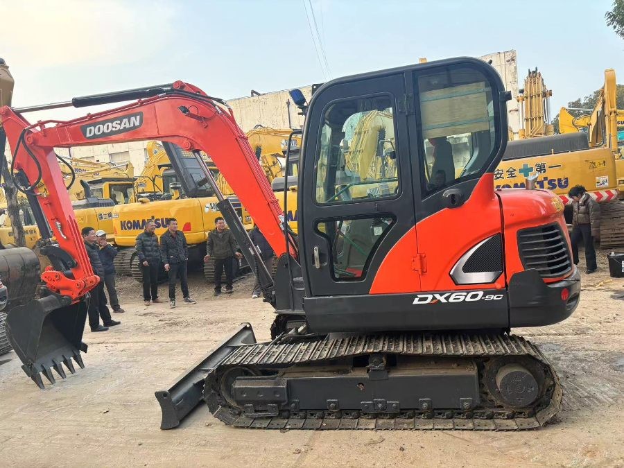 Hàn Quốc bán máy đào Doosan cũ DX60 máy móc Jindongyu